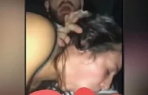 Arabada hatunun ağzına vermiş sikiyor