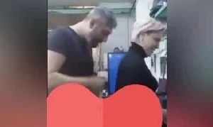 Atölyede yanında çalışan kadını rahat bırakmıyor