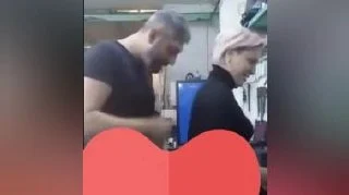 Atölyede yanında çalışan kadını rahat bırakmıyor