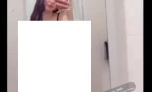 Banyoda Sigara Eşliğinde Kendini Sergileyen Genç