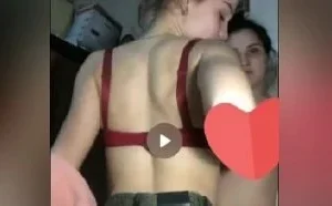 Esmer hatun sarışın kız arkadaşıyla yayında sevişiyor