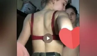 Esmer hatun sarışın kız arkadaşıyla yayında sevişiyor